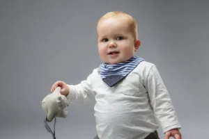 LET83700 Bavoir-bandana avec embout de dentition rayé bleu